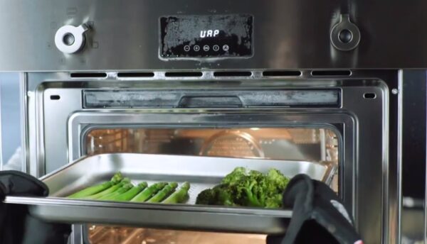 Escaldamento com Vapor: pode ser usado ao escaldar vegetais e frutas para descascá-los com facilidade, tornar suas cores mais intensas e texturas mais crocantes, remover o amargor do sabor, fervê-los parcialmente no início de uma receita e ao preparará-los para congelamento sem perda de sabor, textura e cor.