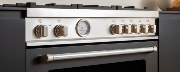 Painel de Controle Recuado: design mais refinado e melhor proteção dos manípulos durante o preparo de frituras na mesa do fogão. A pintura da porta do forno e do rodapé são opcionais.