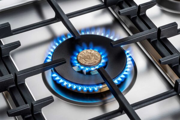 Queimador Dual Flame de 5.000 W: todo em latão, espalhador central com a marca Bertazzoni e acendimento sequencial com potência inicial de 480 W para se desfrutar do calor adequado em todos os tipos de receitas.