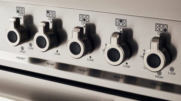Novos Manípulos de Controle: com bordas angulares e refinado acabamento em metal.