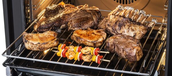 Churrasqueira com Grill Infravermelho: permite grelhar, gratinar e fazer deliciosos churrascos rapidamente e sem fumaça.