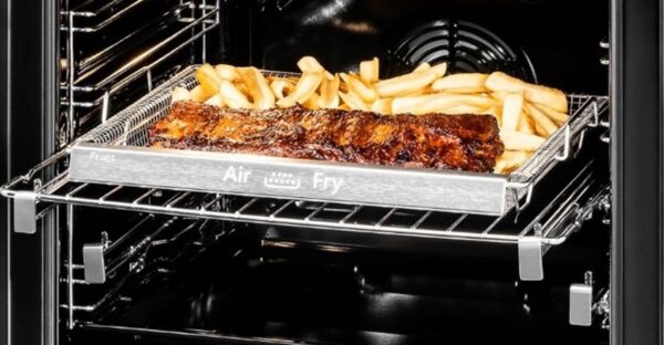 Função AirFry: prepara melhor os alimentos em alta temperatura de 250 ºC sem usar óleo em sua ampla bandeja com capacidade de 3 litros.