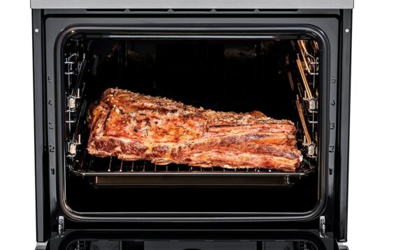 Ampla Capacidade Interna: de 67 litros que permite preparar alimentos maiores com facilidade para atender refeições de todos os tamanhos.