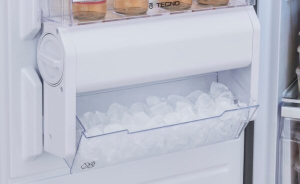 Icematic: produz e armazena gelo de forma fácil e prática na porta do freezer, com fácil acesso ao se servir.