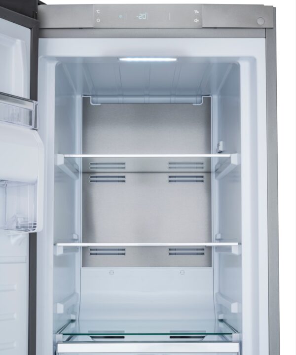 Painel Interno em Inox: elegante acabamento em aço, aplicado na parte superior interna do freezer.