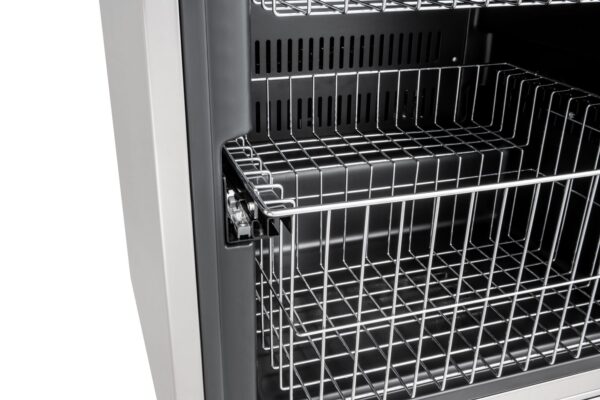 Gavetas em Aço Cromado com Self Close: garante o recolhimento integral das corrediças para o perfeito fechamento da porta do freezer.