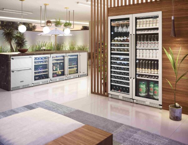 Compõe Conjuntos: com os demais produtos da linha Tecno Professional com o mesmo design e puxador tubular em inox, como as adegas, as cervejeiras, o frigobar e a máquina de gelo.