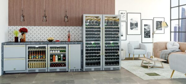 Compõe Conjuntos: com os demais produtos da linha Tecno Vintage com os mesmos puxadores tubulares e emblemas em latão, como as grandes adegas, o umidor de charutos, as cervejeiras, o frigobar, o icemaker e a gaveta refrigerada.