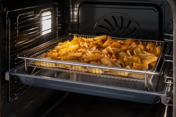 Função AirFry: prepara melhor os alimentos em alta temperatura de 250 ºC sem usar óleo em sua ampla bandeja com capacidade de 3 litros.