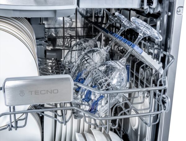 Direct Wash: 4 injetores de água no cesto superior lavam com alta eficiência os copos e jarras ao aplicar jatos de água individuais dentro de cada um deles.