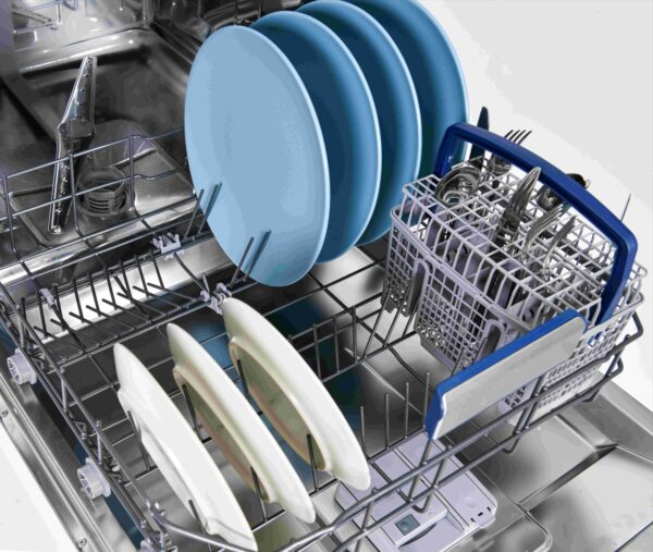 Suportes Dobráveis: presentes nos cestos superior e inferior para maior flexibilidade ao lavar todos os tipos e tamahos de utensílios.