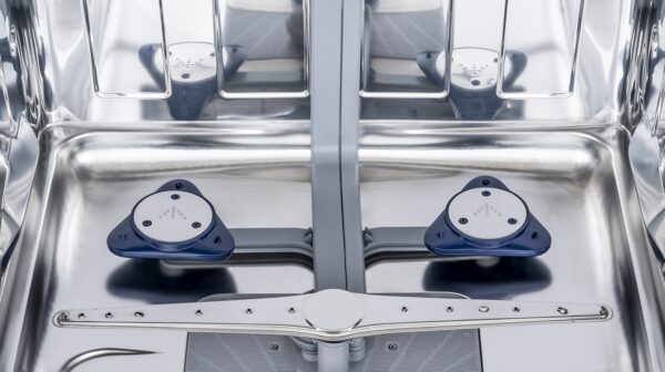 Triple Wash: sob o cesto inferior dois triângulos criam fortes jatos de água que limpam intensamente as panelas mais sujas.