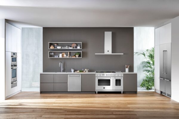 Compõe Conjuntos: com os demais produtos da linha Bertazzoni Master Series com o mesmo design e puxadores tubulares.