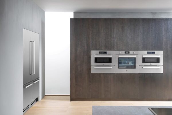 Compõe Conjuntos: com os demais produtos da linha Bertazzoni Professional com o mesmo design e puxadores retangulares.