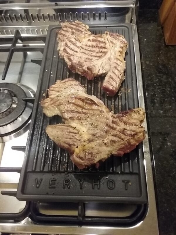 Ampla superfície: permite o preparo de todos os tamanhos de alimentos em sua área de 20,5 cm X 40 cm (L x P).