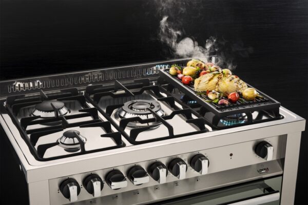 Mesa com 5 mm de espessura: em robusto ferro fundido, proporciona uma distribuição rápida e homogênea de calor por toda a superfície da mesa do grill.
