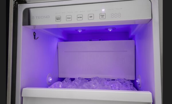 Luzes Ultravioleta: eliminam 99,9% das bactérias, vírus e germes que podem contaminar o gelo, preservando a saúde da sua família. Atua também contra a formação de mofo no interior escuro e úmido do produto, mantendo-o sempre limpo sem danos às peças plásticas. Suas quatro luzes UV atuam continuamente quando a porta está fechada.