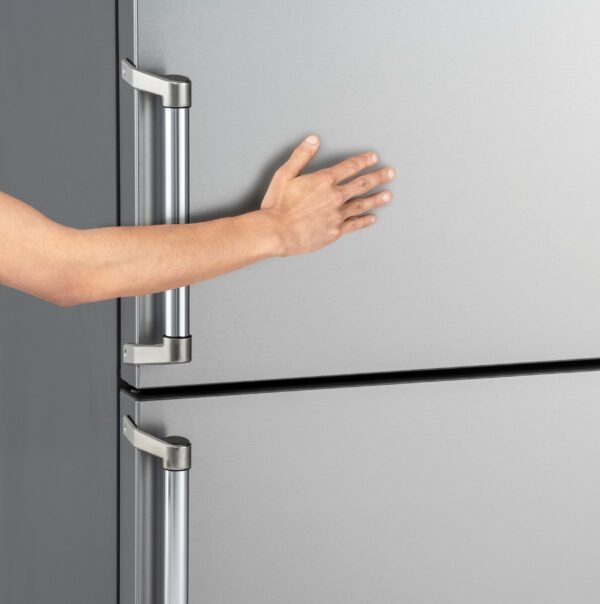 Portas em Inox Anti-manchas: possui uma proteção sobre as portas que evita marcas de dedo e manchas, proporcionando maior beleza e durabilidade.