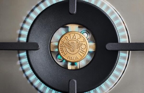 Queimador Dual Flame de 5.000 W: elevada potência com acendimento sequencial das chamas internas e externas para se desfrutar do calor adequado para todos os tipos de receitas. Potência inicial de apenas 480 W e espalhador de chama central em latão com a marca Bertazzoni.