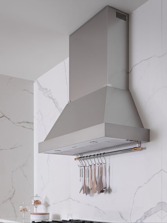Varão: com elegante design tubular cromado com detalhes dourados da linha Heritage.