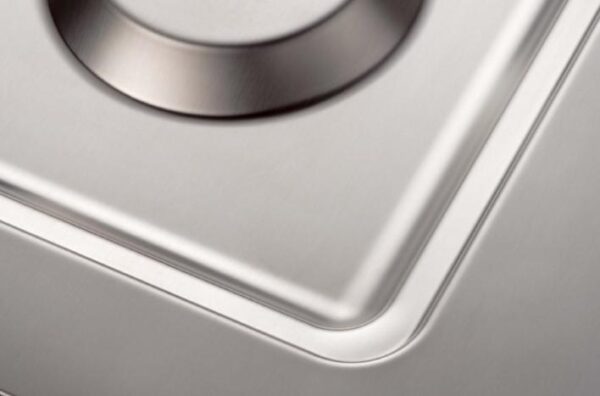 Mesa em Aço Inox 304 BA 18/10: de altíssima qualidade, não sofre alteração de cor, com soldas a laser, totalmente selada e com cantos arredondados.