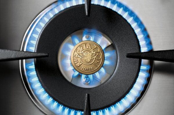 Queimador Dual Flame de 5.000 W: elevada potência com acendimento sequencial das chamas internas e externas para se desfrutar do calor adequado para todos os tipos de receitas. Potência inicial de apenas 480 W e espalhador de chama central em latão com a marca Bertazzoni.