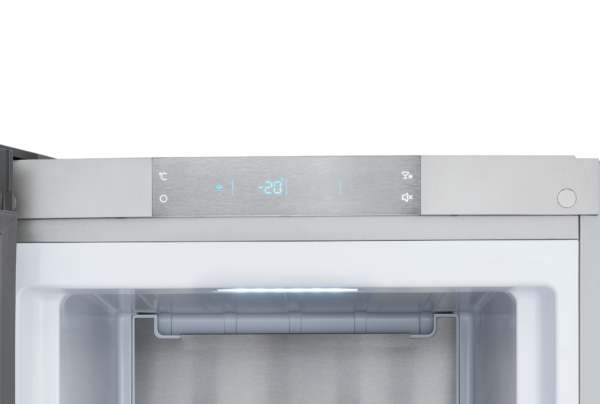 Painel Touch Metalizado: elegante, sem frestas e todo acionado por toque. Facilmente apresenta e controla todas as funções do refrigerador, localizado no topo do compartimento refrigerado.