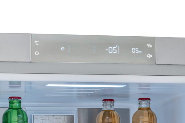 Painéis Touch Metalizados: elegantes, sem frestas e todos acionados por toque. Facilmente apresentam e controlam todas as funções dos produtos.