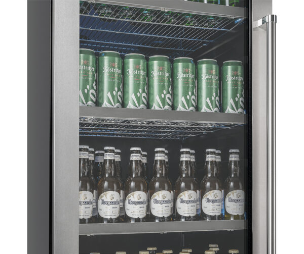 Prateleiras em Aço: com elegantes frentes em inox escovado e altura regulável para acomodar todos os tipos de garrafas, latas e barris.