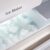 IceMaker Automático: produz 1,2 Kg de gelo a cada 24 horas com gaveta de armazenamento com capacidade de 2 Kg. Mantém automaticamente a gaveta de gelo completamente abastecida.