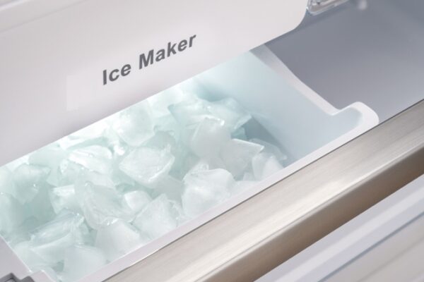 IceMaker Automático: produz 1,2 Kg de gelo a cada 24 horas com gaveta de armazenamento com capacidade de 2 Kg. Mantém automaticamente a gaveta de gelo completamente abastecida.