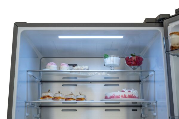 Iluminação por LEDs: presente no topo do refrigerador, proporciona uma sofisticada e uniforme iluminação interna dos alimentos sem gerar calor.