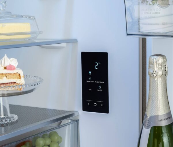 Painel Digital Touch: elegante, sem frestas e todo acionado por toque. Facilmente apresenta e controla todas as funções do refrigerador.