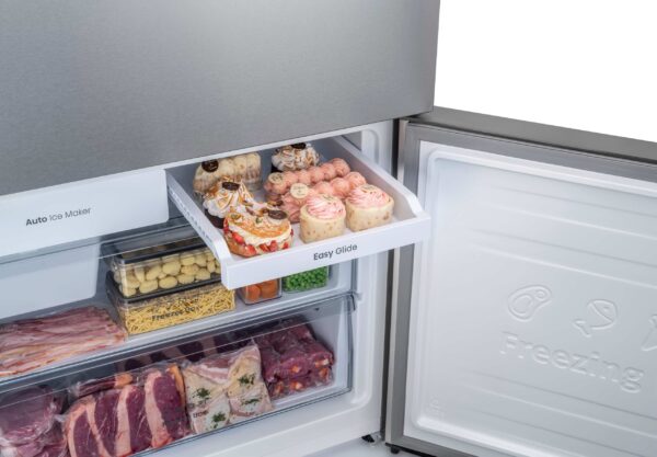 Freezer com Easy Glide: exclusivo e conveniente acesso rápido e fácil aos alimentos e bebidas do dia a dia armazenados na bandeja superior do freezer.