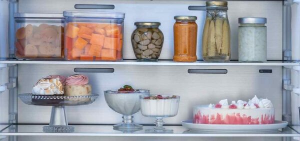 Prateleiras em Vidro: suportam grandes pesos e oferecem quatro ajustes de altura. Resfriam mais rapidamente os alimentos e acomodam os mais variados tamanhos e formatos.