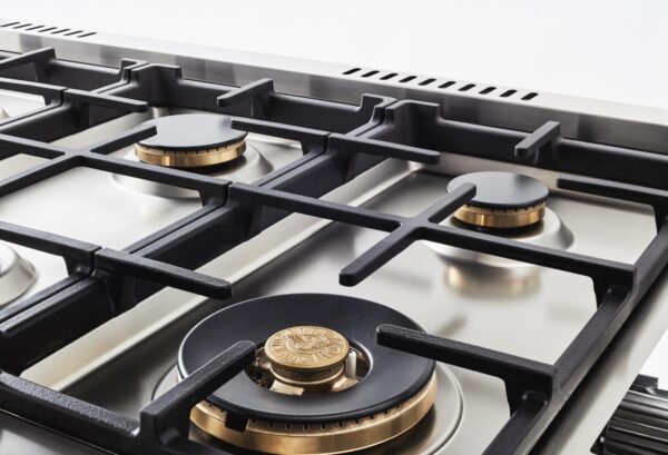 Queimadores Profissionais Sabaf High Efficiency Full Brass: em latão maciço, com alta eficiência na transmissão de calor em 4 diferentes tamanhos. Oferecem maior durabilidade e grande amplitude entre as potências máxima e mínima de chama, calor na medida certa para cada receita.