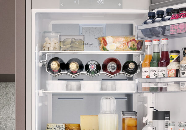 Racks de Bebidas em Aço Cromado: armazenam com elegância 5 grandes garrafas em cada torre e proporcionam mais espaço para as demais bebidas nas portas do refrigerador.
