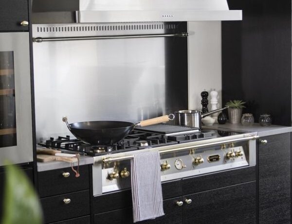Embutível: sem necessidade de frestas de ventilação na bancada, compondo uma perfeita integração com o seu projeto de cozinha.