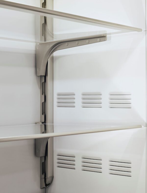Cortina de Ar Frio Lateral: inovadora tecnologia de fluxo de ar frio que mantém a temperatura interna estável mesmo com a abertura frequente das portas para melhor preservação dos alimentos. Proporciona também maior profundidade interna no refrigerador para armazenar alimentos.