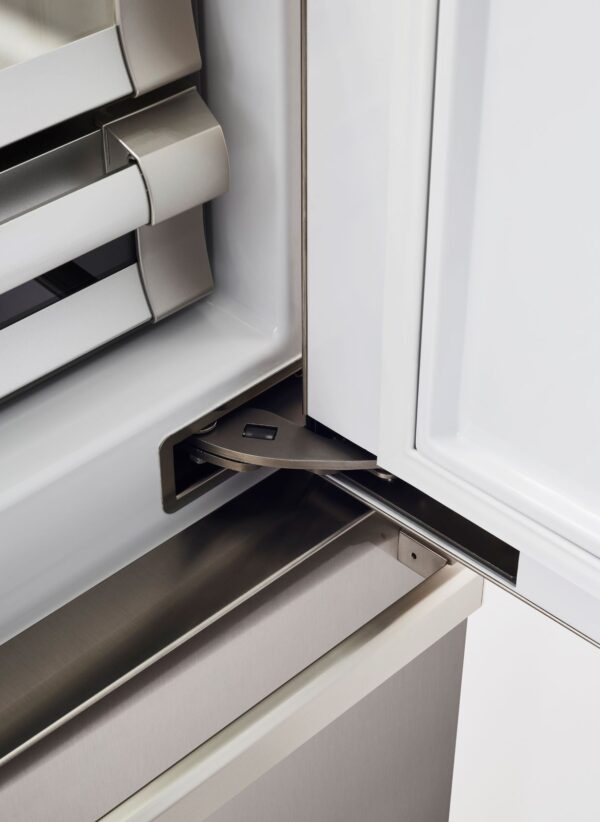 Dobradiças patenteadas “Lift & Swing”: permitem embutimentos com as portas a milímetros de distância da lateral do móvel.