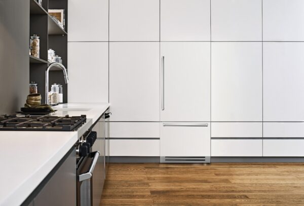 Função Férias: proporciona economia de energia e evita odores no interior do refrigerador, pode ser acionado de forma independente em ambos os compartimentos.
