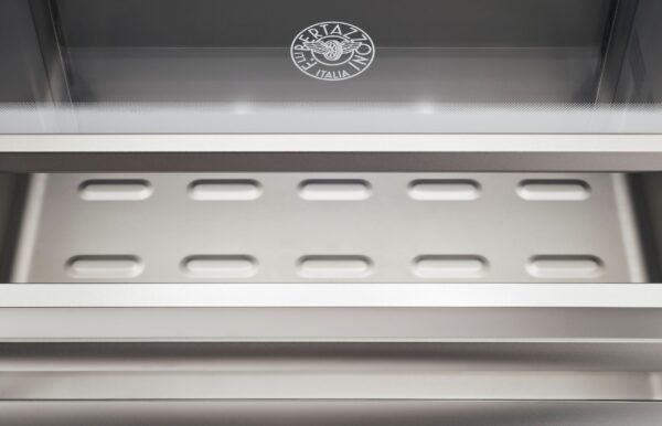 Gavetas em Aço Inox: refinada elegância e maior eficiência ao resfriar mais rapidamente os alimentos no compartimento refrigerado.