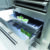 Duplo Sistema de Refrigeração: os alimentos conservam-se frescos por muito mais tempo no refrigerador com alta umidade no ar, que preserva melhor seus sabores e nutrientes. Refrigerador e freezer frost free funcionam de forma independente, evitando que o ar frio e seco do freezer resseque e danifique os alimentos do refrigerador. Impede também a mistura de odores entre os alimentos colocados no refrigerador e freezer.