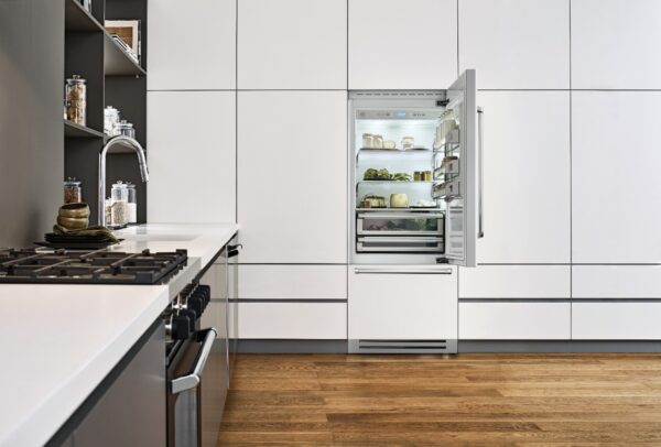 Super Silent: baixíssimo nível de ruído de 42 dB, ideal para cozinhas integradas a outros ambientes. Silenciosos compressores na parte inferior traseira do refrigerador garantem o seu silêncio.