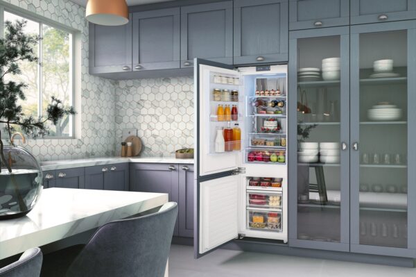Funcionamento Silencioso: equipado com eficientes sistema de ventilação e compressor que oferecem baixo nível de ruído de 39 dB, indispensável para cozinhas integradas à outros ambientes.