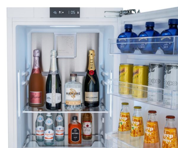 Função Drink Cool: ao usar o refrigerador para resfriar bebidas rapidamente pode-se controlar o tempo com um aviso sonoro no final.