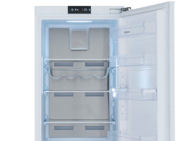 Painel Interno em Inox: elegante acabamento em aço, aplicado na parte traseira do compartimento refrigerado.