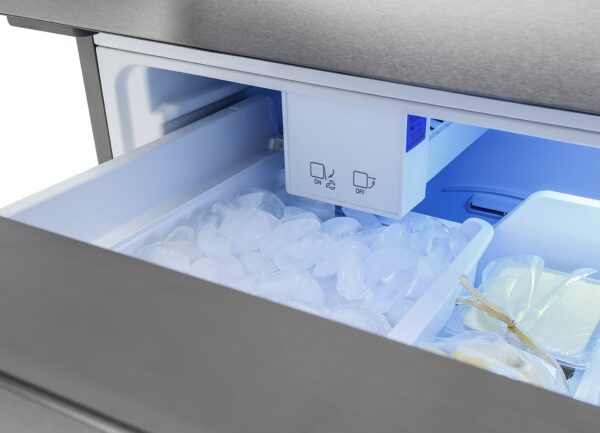 IceMaker Automático: produz em média 1,3 Kg de gelo a cada 24 horas com gaveta de armazenamento com capacidade de 3,5 Kg. Mantém automaticamente a gaveta de gelo completamente abastecida.