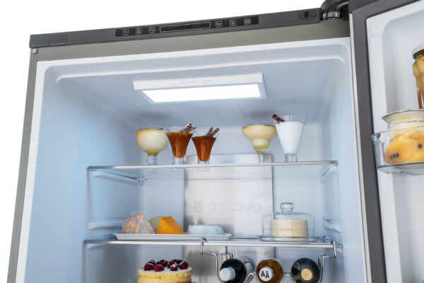 Iluminação por LEDs: presente no compartimento refrigerado, proporciona uma sofisticada e uniforme iluminação interna dos alimentos sem gerar calor.