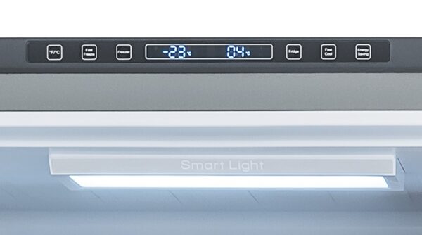 Painéis Digitais Touch: elegantes, sem frestas e todos acionados por toque. Facilmente apresentam e controlam todas as funções do refrigerador no topo dos compartimentos refrigerados.